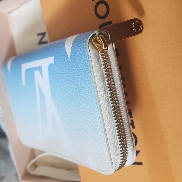 Mint Cond RFID Mic Louis Vuitton By the Pool Blue Large Zippy Wallet. Full Set - Picture 17 of 17